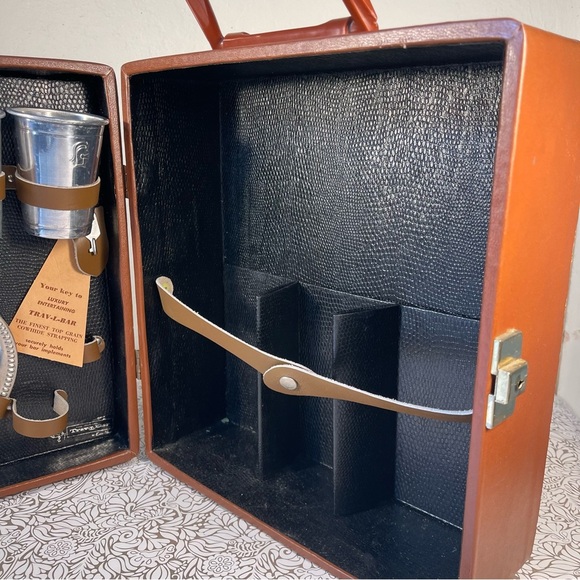 TRAV-L-BAR Vintage Luxury Entertaining travel bar. - Picture 3 of 12